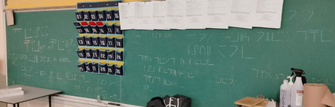 Minecraft Memes - Vandalizing school board with alien text
